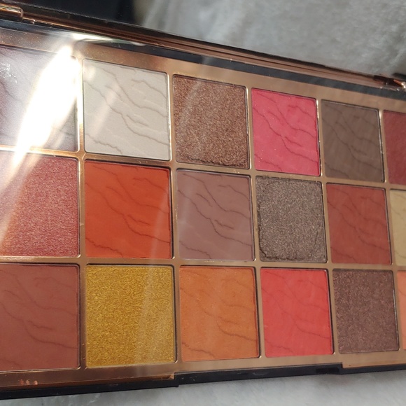 Revolution, London Eyeshadow Palette - Picture 9 of 9